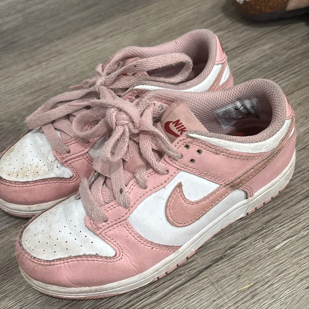 Girl Nike low top sneakers. Size 1.5